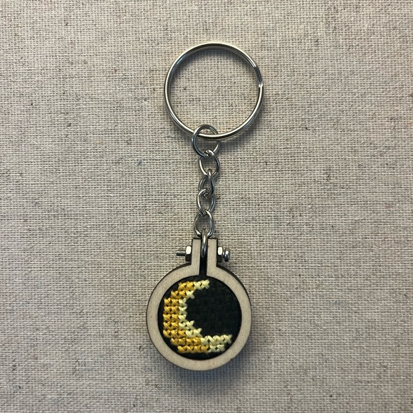 ๐ Cross Stitch Moon Keychain - Picture 4 of 5
